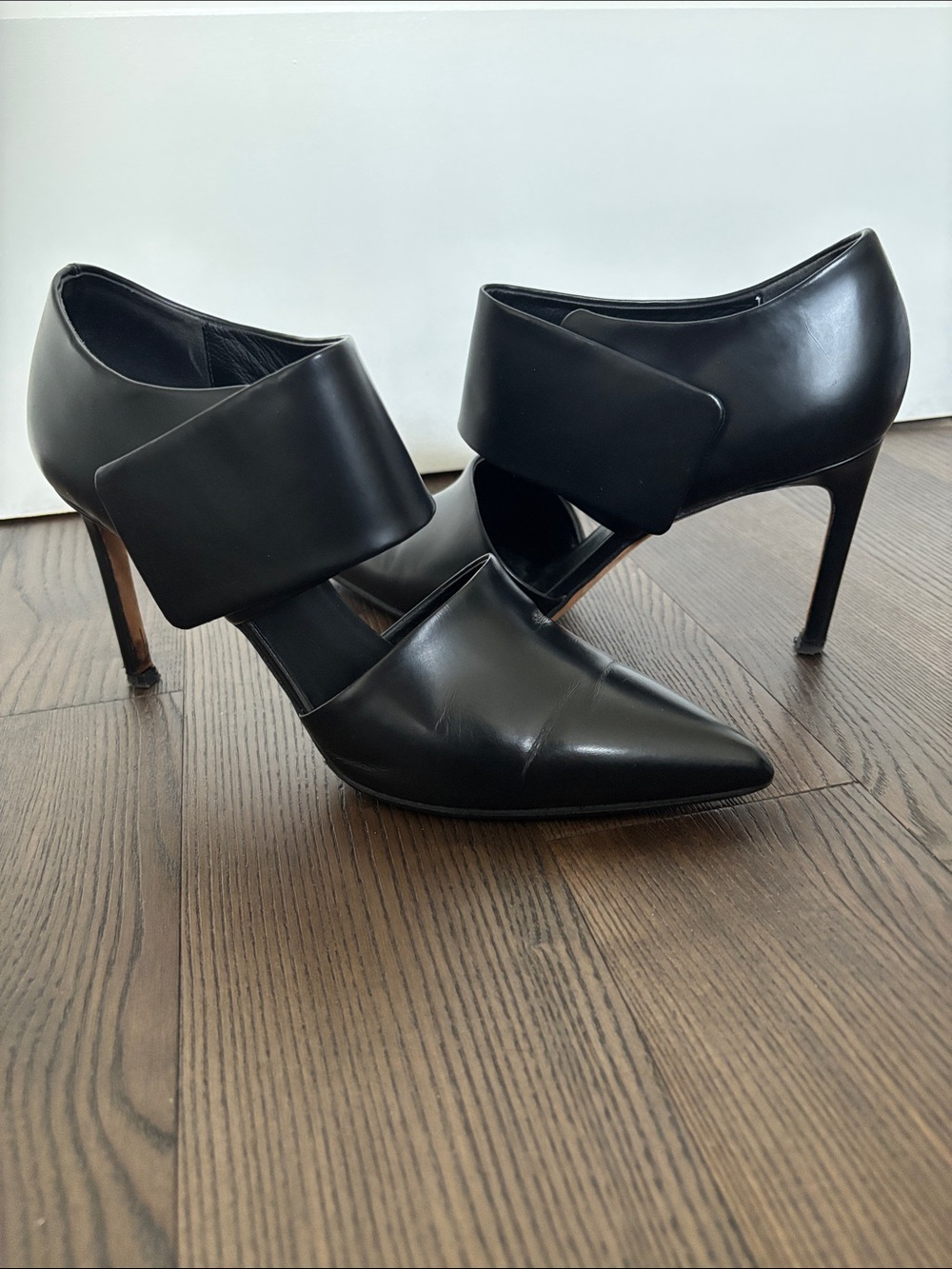 VINCE Capri Black Leather Unique Heels 9.5M